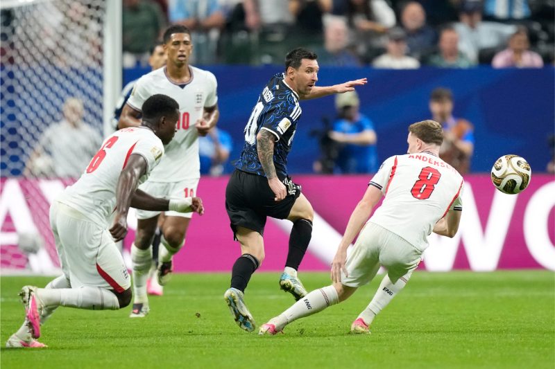 Argentina thắng nhờ Anh đánh mất thế trận